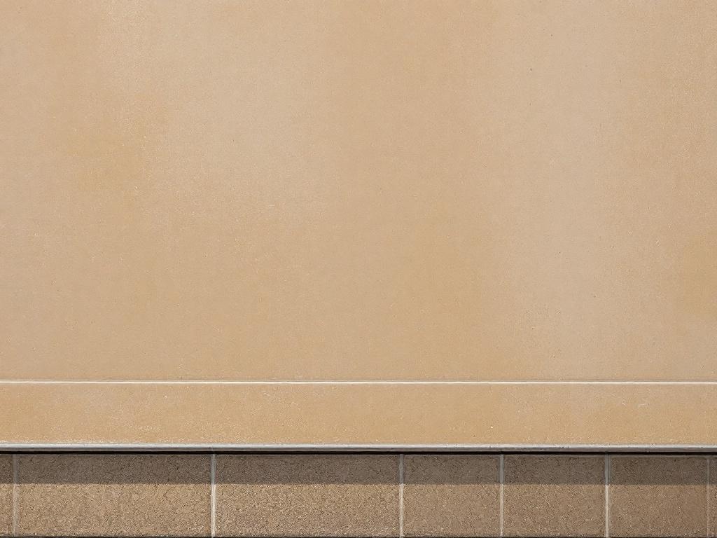 Pool deck corner with slip-texture decorative coating